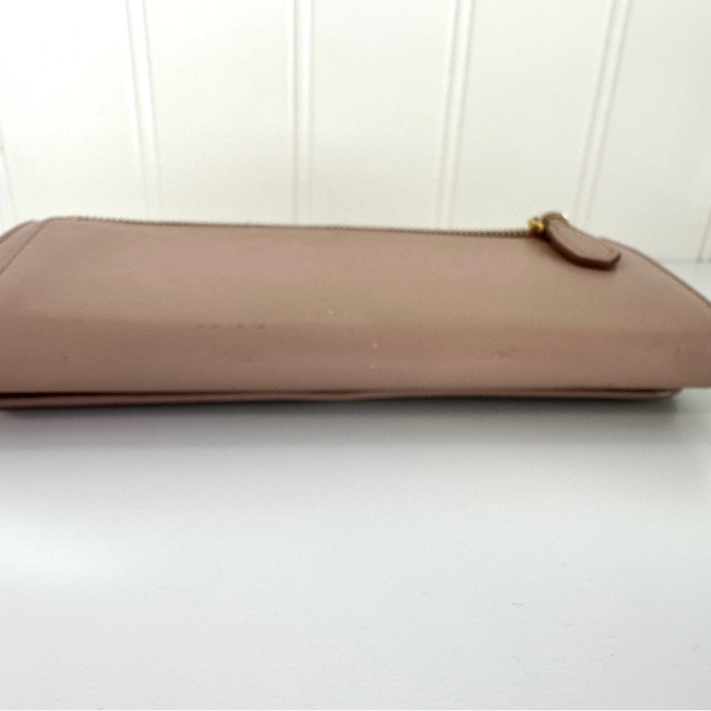 Pre-loved Prada Vitello Move long wallet in the color Cipria with Gold Logo - Picture 3 of 16
